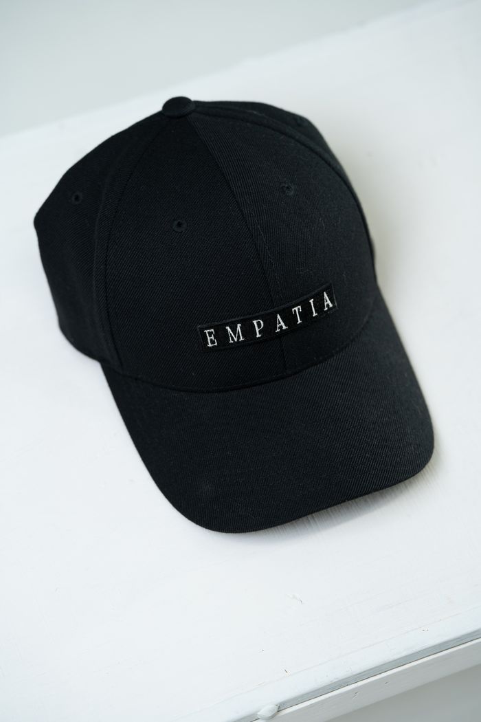 EMPATIA の刺繍ロゴが入った黒のキャップ