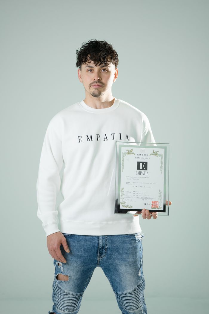 商標登録証を持つ EMPATIA の代表