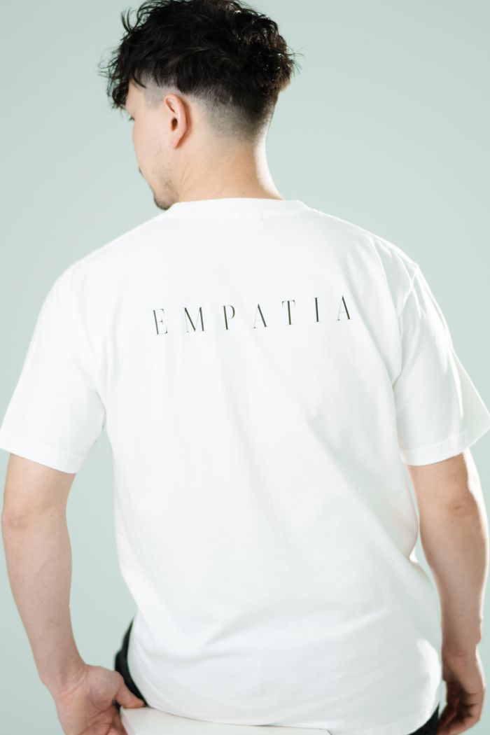 背中に EMPATIA のロゴが入った白のTシャツ