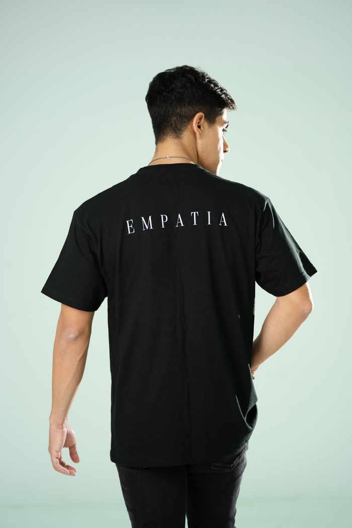 背中に EMPATIA のロゴが入った黒のTシャツ