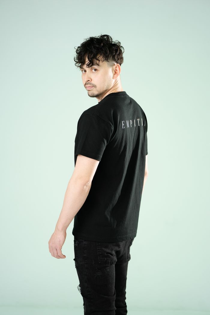 黒のTシャツ(別カット)