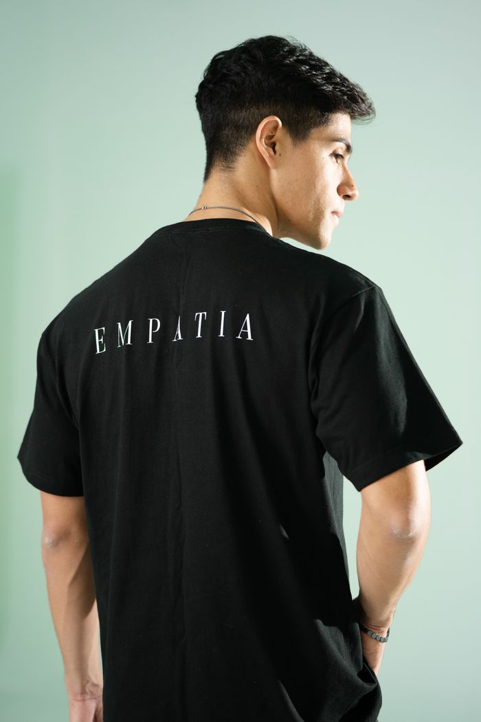 背中に EMPATIA のロゴが入った黒のTシャツ(別カット)